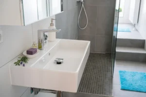 Waschbecken und Duschkabine